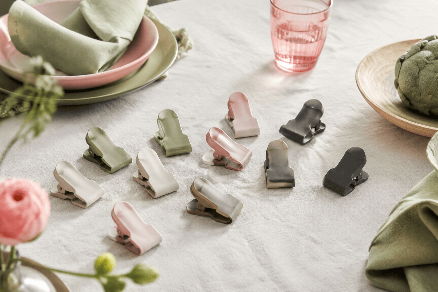 Picnic Cloth Clips (12) — On the table